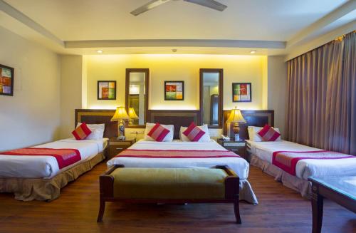 Tempat tidur dalam kamar di Hotel Picasso Paschim Vihar Delhi - Couple Friendly Local IDs Accepted
