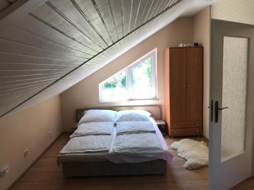 מיטה או מיטות בחדר ב-Dom nad Jeziorem Zdworskim