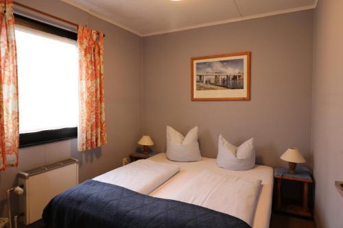 a bedroom with two beds and a window at Spreewaldhotel Garni Raddusch in Vetschau