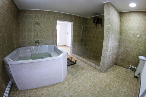 Ванная комната в Casa Roua Muntilor