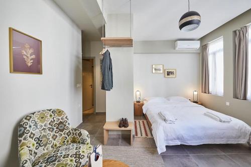 1 Schlafzimmer mit 2 Betten und einem Sofa in der Unterkunft Be based near Acropolis, in an exquisite studio! in Athen