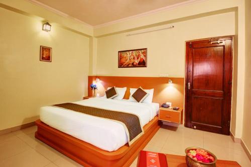 a bedroom with a large bed in a hotel room at Hotel Jaisingh Palace in Jaipur