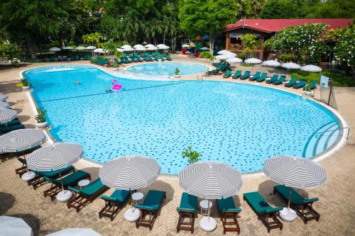 an overhead view of a swimming pool with tables and chairs at Regent - Chalet, Hua Hin in Cha Am
