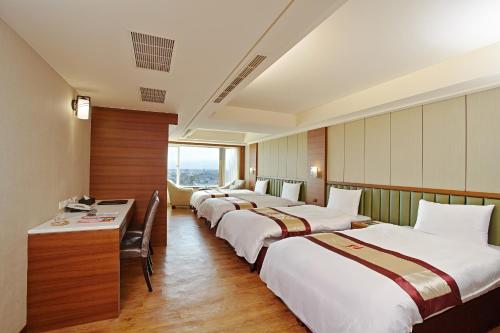 Un pat sau paturi într-o cameră la Fish Hotel Taitung