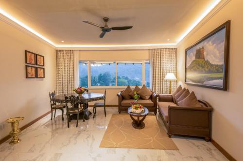 Χώρος καθιστικού στο Earl's Regent Hotel