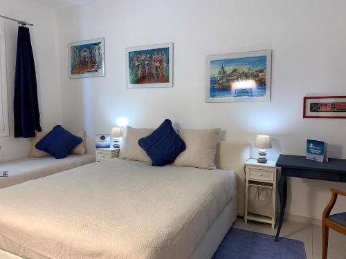 - une petite chambre avec un lit et un bureau dans l'établissement House Sarzano by Holiday World, à Gênes