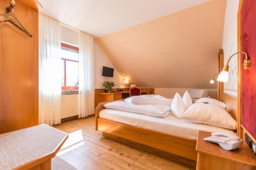 Postel nebo postele na pokoji v ubytování Fränkischer Hof