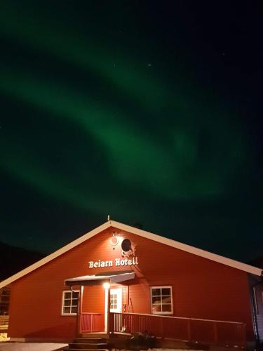 un edificio con un cielo verde con un cartel. en Beiarn kro og Hotell en Storjorda