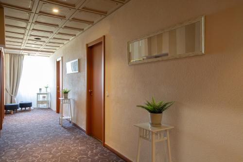 a hallway with a room with a plant on the wall at La Bergamina Hotel & Restaurant in Arcore