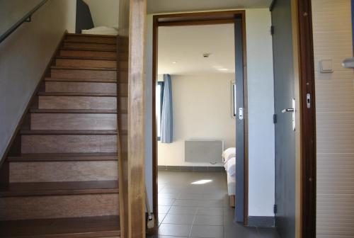 アンブレウーズにあるLe Cap d'Opaleのベッドルームへ続く階段のある廊下
