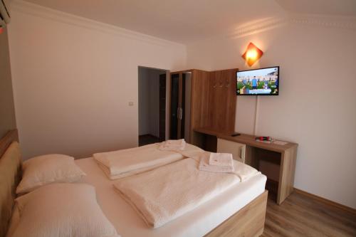 Giường trong phòng chung tại Vila Maria băile felix