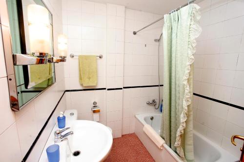 コラレホにあるApartamentos Superのバスルーム(洗面台、トイレ、シャワー付)
