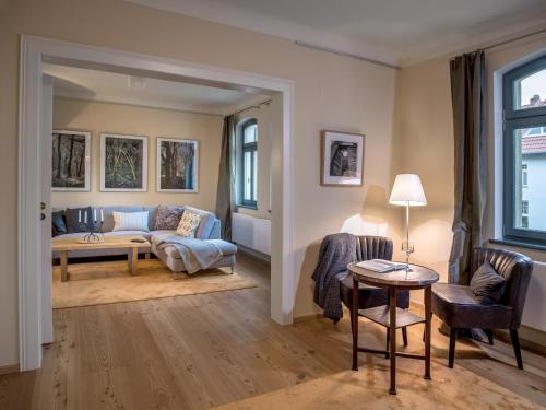 - un salon avec un canapé et une table dans l'établissement Holiday home with terrace, à Eisenach