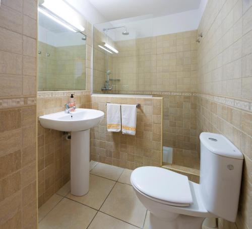 ein Bad mit einem WC und einem Waschbecken in der Unterkunft Apartamentos Tramuntana in Sant Antoni de Portmany