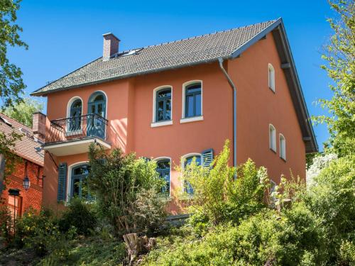 duży pomarańczowy dom z balkonem w obiekcie Holiday home with terrace w mieście Eisenach