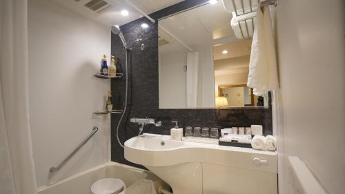 Ванная комната в Le Tour Hotel Akihabara Ekimae 楽途ホテル秋葉原駅前店