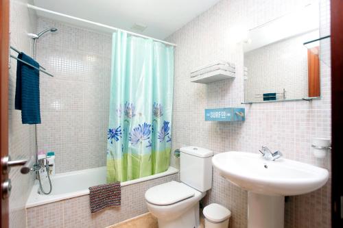 a bathroom with a toilet and a sink and a shower at Edificio Verde Parke in Corralejo