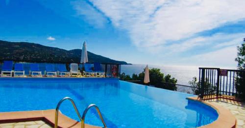 einen großen Pool mit Meerblick in der Unterkunft Mazet « Domaine de la pinède » in Le Lavandou