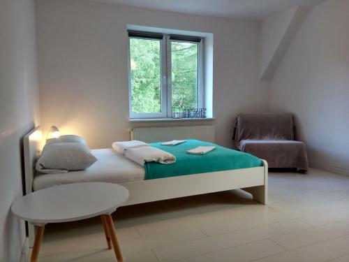 Ένα ή περισσότερα κρεβάτια σε δωμάτιο στο W Chmurach