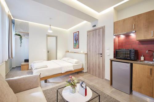 pokój hotelowy z łóżkiem i kuchnią w obiekcie Enjoy Athens from a funky studio near Acropolis! w Atenach