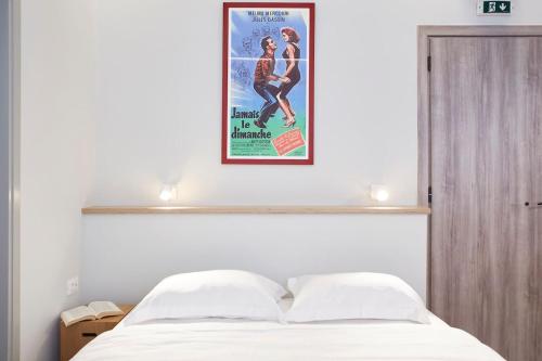 plakat filmu wiszącego nad łóżkiem w obiekcie Enjoy Athens from a funky studio near Acropolis! w Atenach