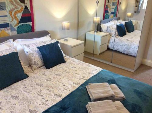 A bed or beds in a room at Stansted spacious 2-bed apartment, easy access to Stansted Airport & London