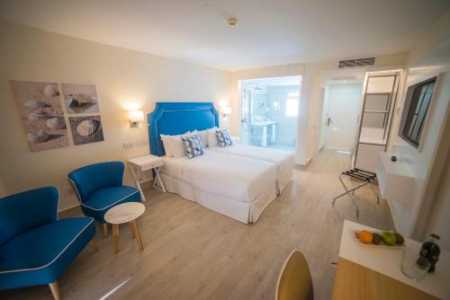 Postel nebo postele na pokoji v ubytování Hotel Boutique TAO Caleta Mar