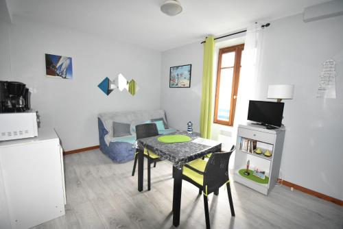 eine Küche mit Tisch und Stühlen in einem Zimmer in der Unterkunft Une pause… quelque part in Piriac-sur-Mer