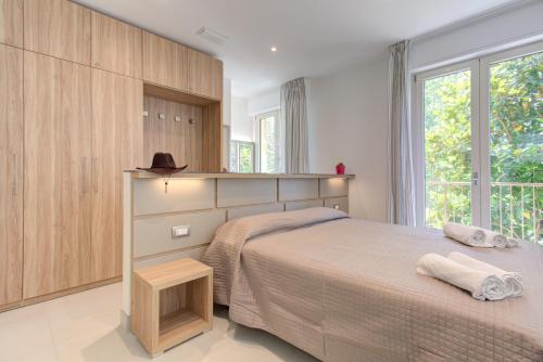 sypialnia z łóżkiem i dużym oknem w obiekcie Alloggio Nella w Rimini