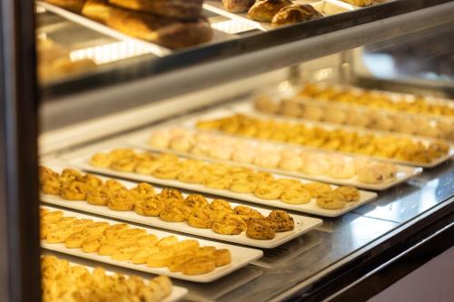 una vetrina con molti tipi diversi di prodotti da forno di La Blanche Resort & Spa a Turgutreis