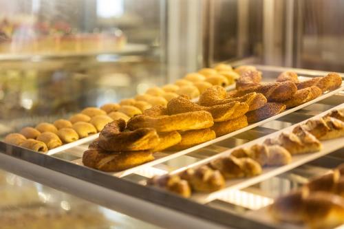 una vetrina piena di tanti tipi diversi di ciambelle di La Blanche Resort & Spa a Turgutreis