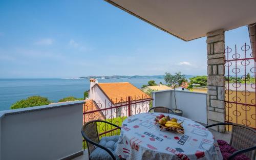 Apartment Crveni - a three bedroom apartment with a stunning sea view