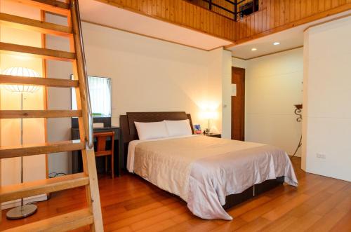 a bedroom with a bed and a ladder at Yosemite Homestay in Yuanshan