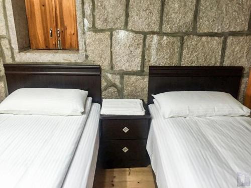 two beds sitting next to each other in a room at Qin Bi Qingnian Homestay in Beigan