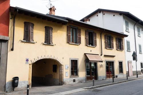 an old building with an archway in a street at Maison Ancienne - Self check-in in Bergamo