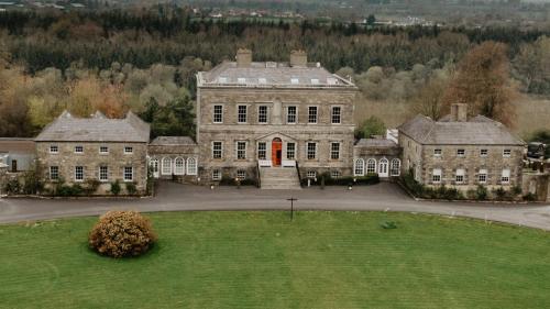 - une vue aérienne sur une grande maison avec une pelouse dans l'établissement Bellinter House, à Navan