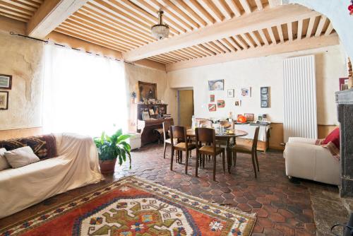 un salon avec un canapé et une table dans l'établissement La maison des archers, à Saint-Saturnin