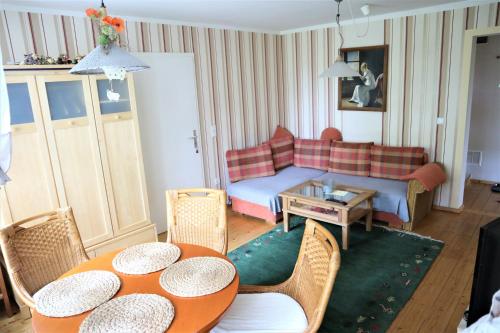 - un salon avec un canapé et une table dans l'établissement Altes Gärtnerhaus, à Lübben