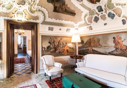 ラグーザにあるBaroni Giampiccolo Suiteの壁画のあるリビングルーム