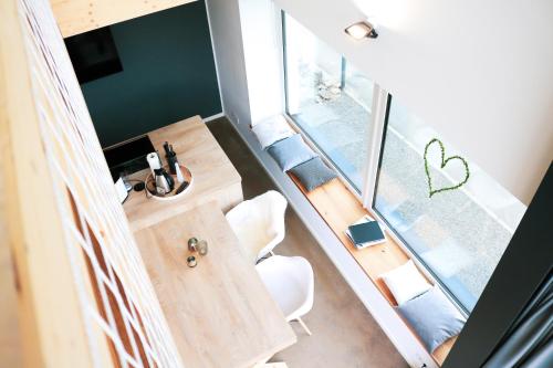einen Blick über ein Zimmer mit einem Tisch und Stühlen in der Unterkunft Premium Design Ferienhäuser Mosel Chalets in Pommern