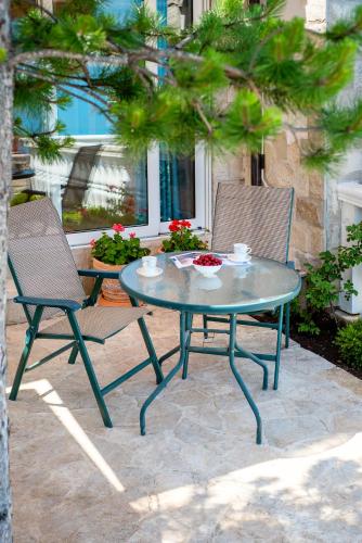 Κήπος έξω από το Boka Apartments
