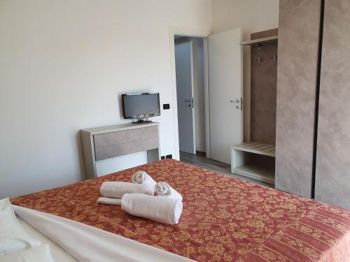 a hotel room with two towels on a bed at Residence La Margherita in Lazise