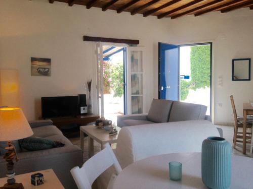 Magical Ornos! Beach House!Beach 1' walk-Mykonos town 2km