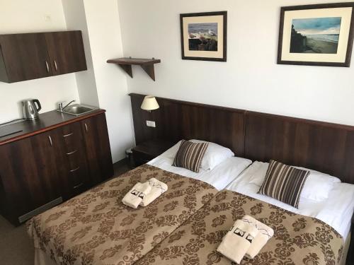 um quarto com uma cama com duas toalhas em Prywatny Apartament w Arka Medical Spa em Colberga