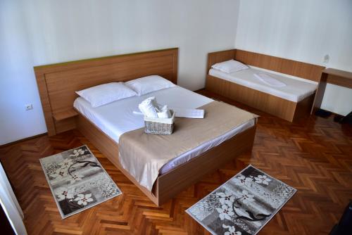 a small bedroom with a bed and a bath tub at Vila Arjana in Orşova