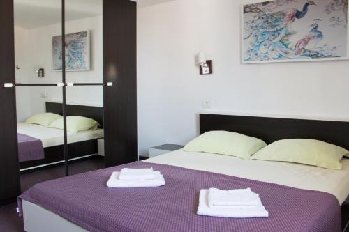 Un pat sau paturi într-o cameră la Vila FLUX Mamaia Nord