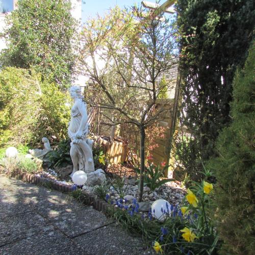 a statue of a woman in a garden at Eifel Quartier Pension und Gasthof "Em Gardestüffje" in Mechernich