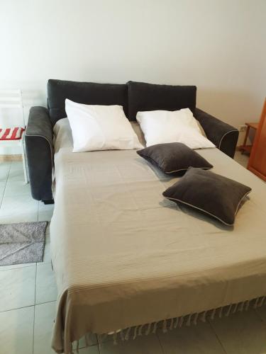 - un grand lit avec 3 oreillers dans l'établissement Studio, à Corte