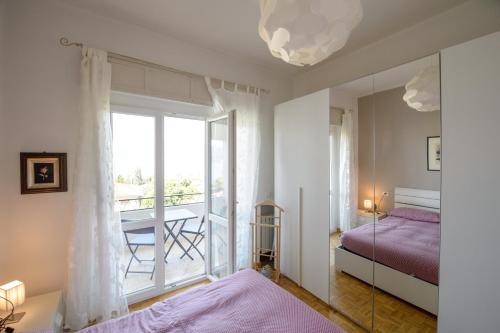 una camera da letto con un letto e una finestra con balcone di Castagnola 8 a Verbania