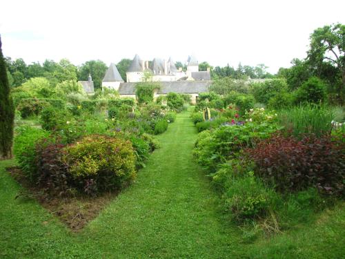 Taman di luar Château de Vaulogé